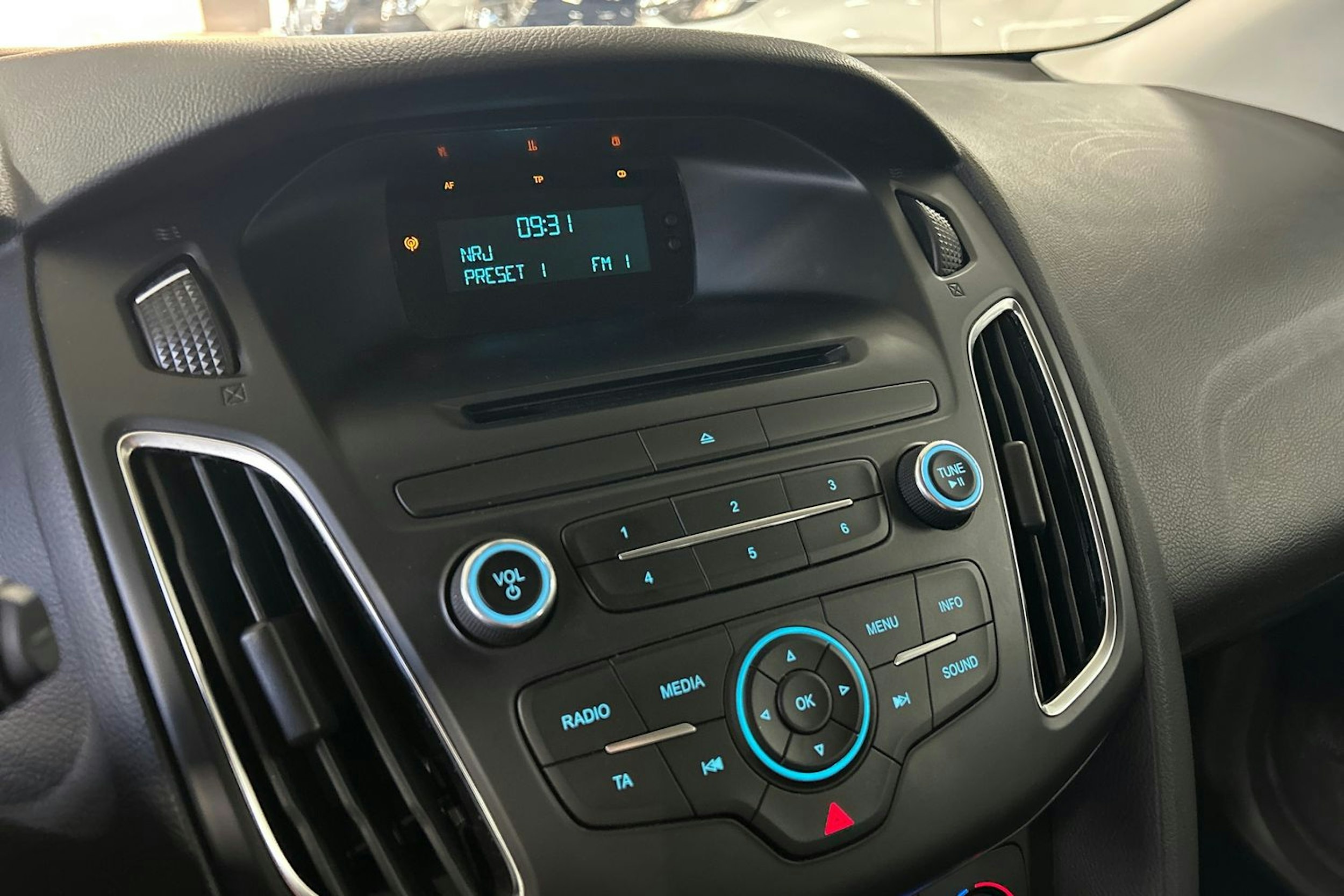 harmaa Ford Focus 2015 kuva 19.