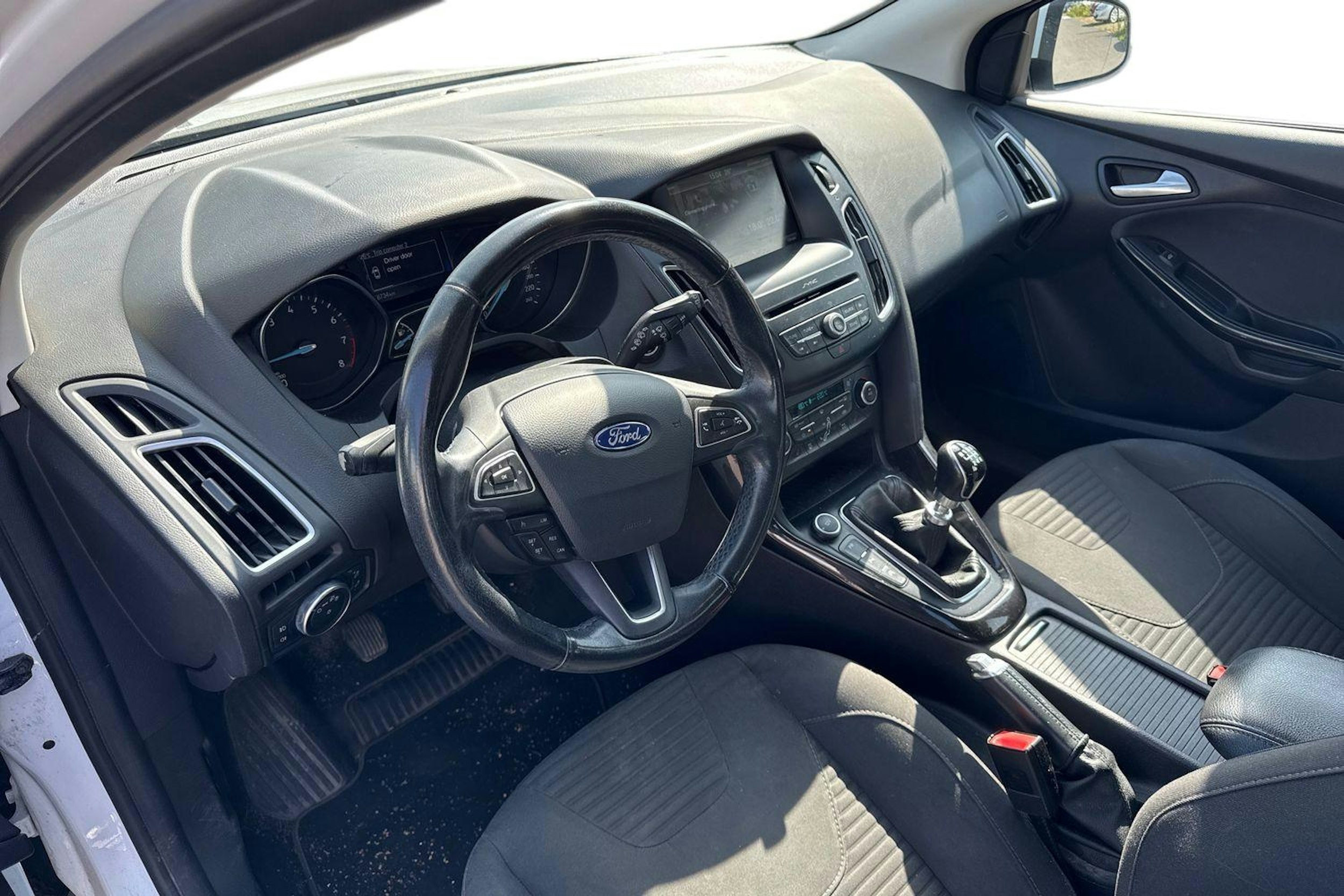 valkoinen Ford Focus 2015 kuva 3.