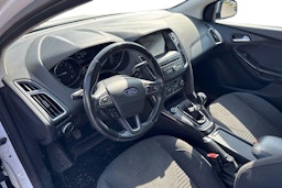 valkoinen Ford Focus 2015 kuva 3.