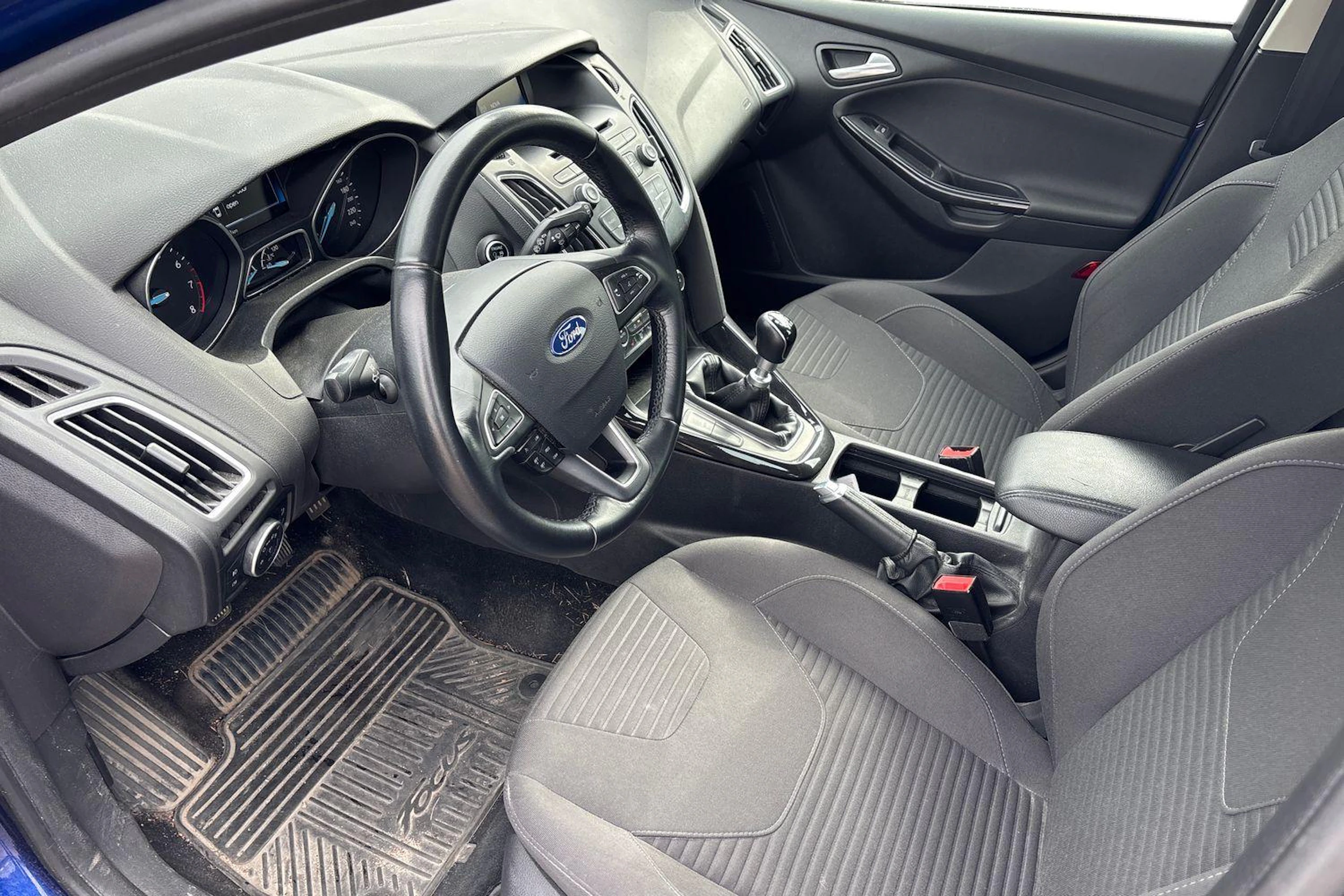 sininen Ford Focus 2015 kuva 3.