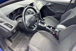 sininen Ford Focus 2015 kuva 3.