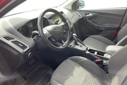 punainen Ford Focus 2015 kuva 3.