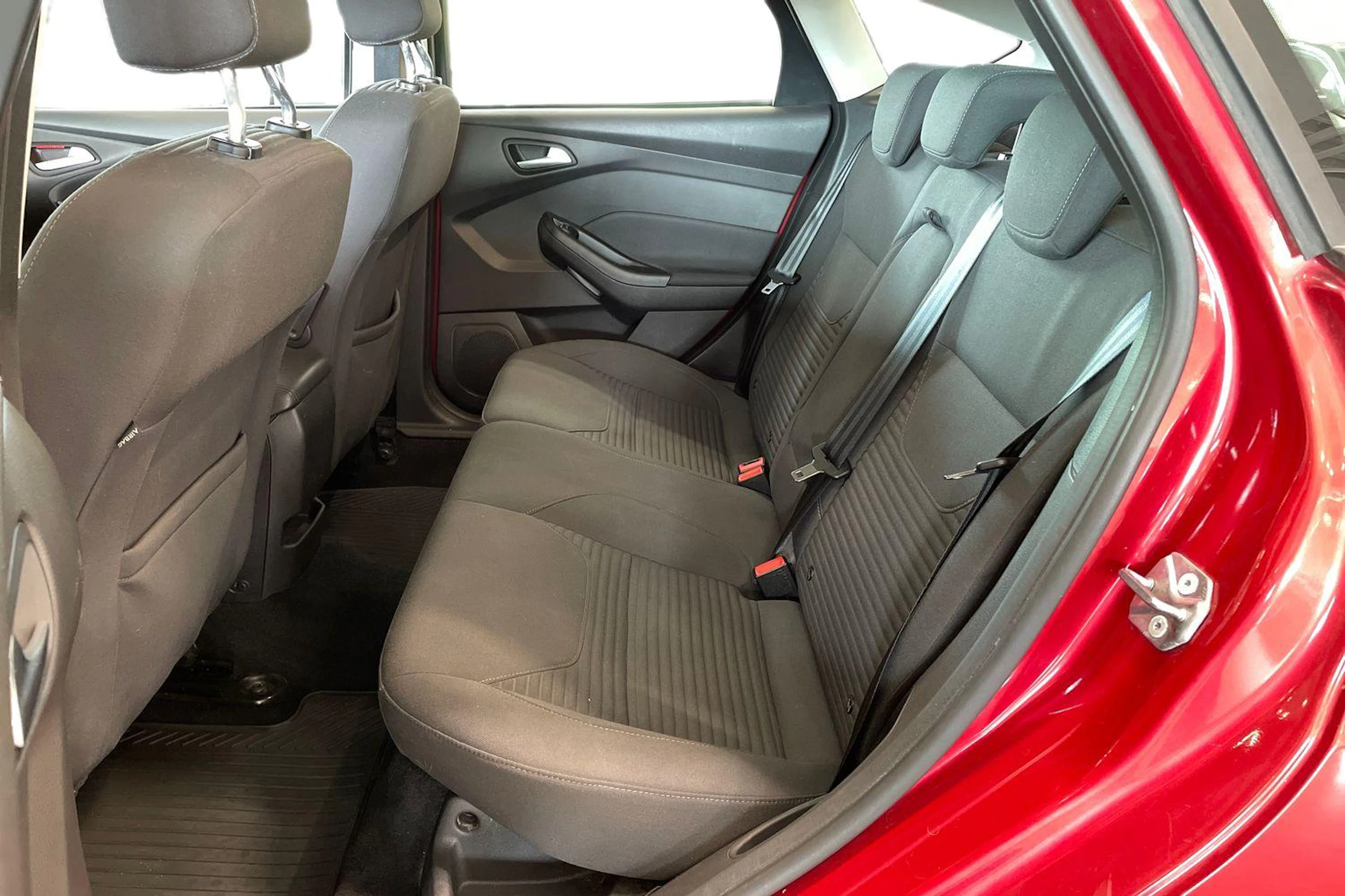 punainen Ford Focus 2015 kuva 8.