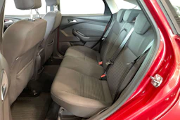 punainen Ford Focus 2015 kuva 8.
