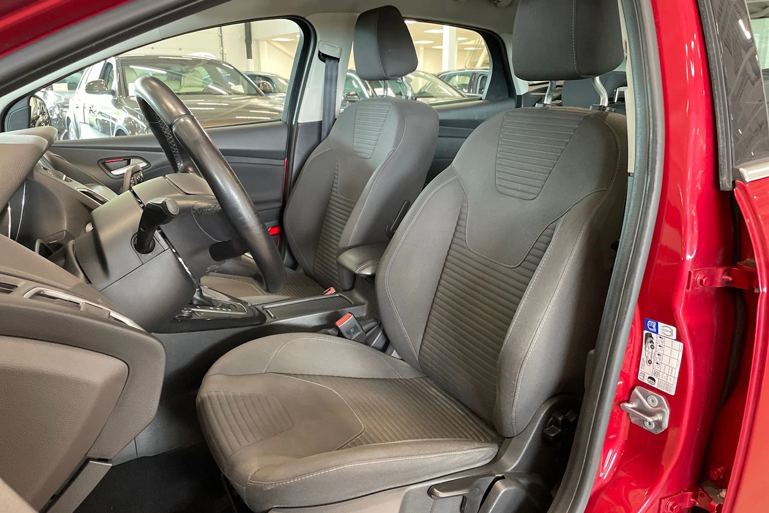 punainen Ford Focus 2015 kuva 11.