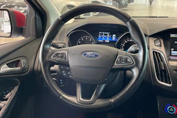 punainen Ford Focus 2015 kuva 12.