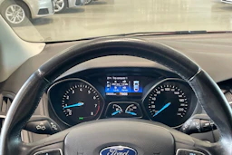 punainen Ford Focus 2015 kuva 13.