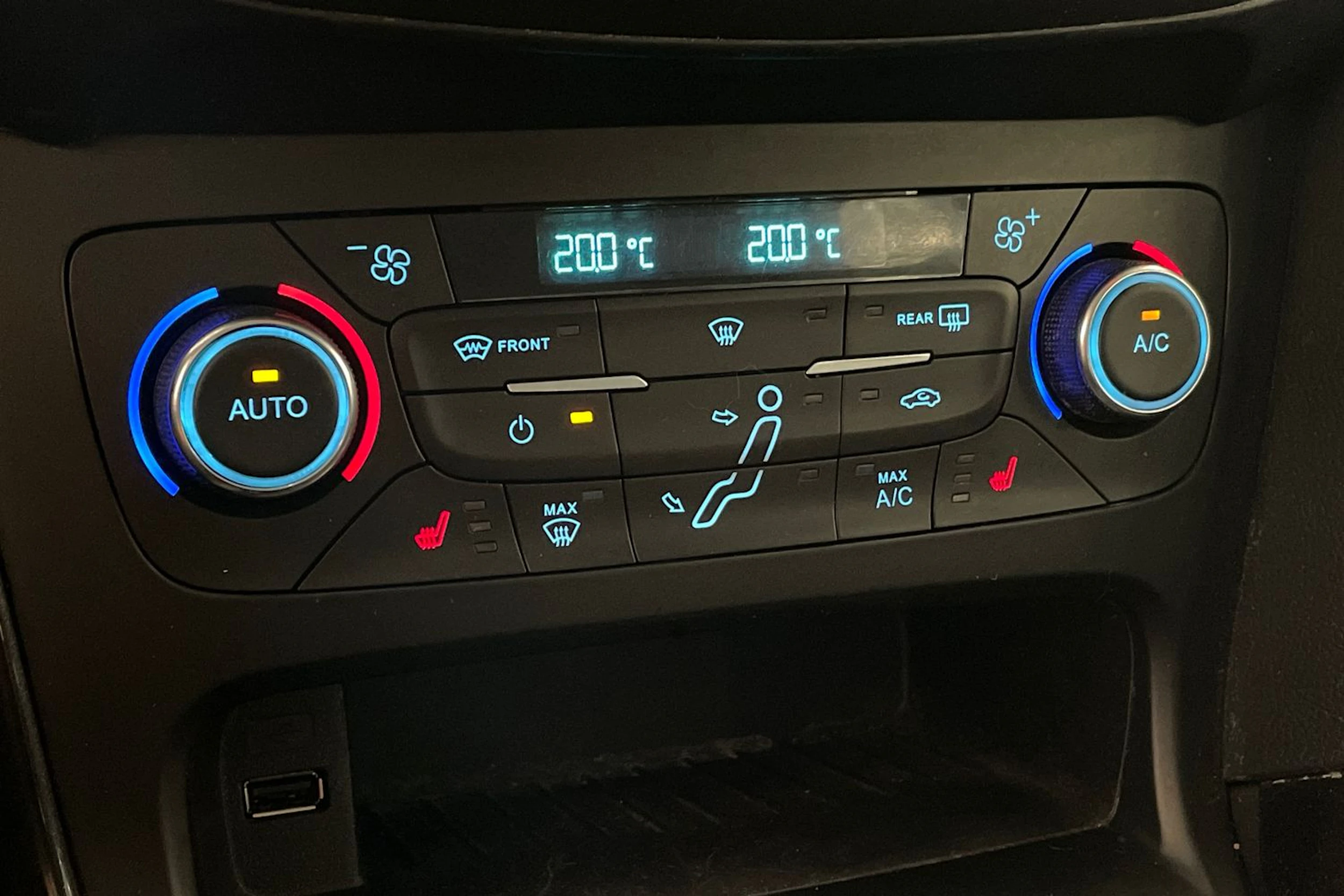 punainen Ford Focus 2015 kuva 19.