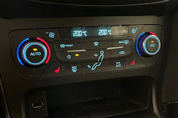 punainen Ford Focus 2015 kuva 19.
