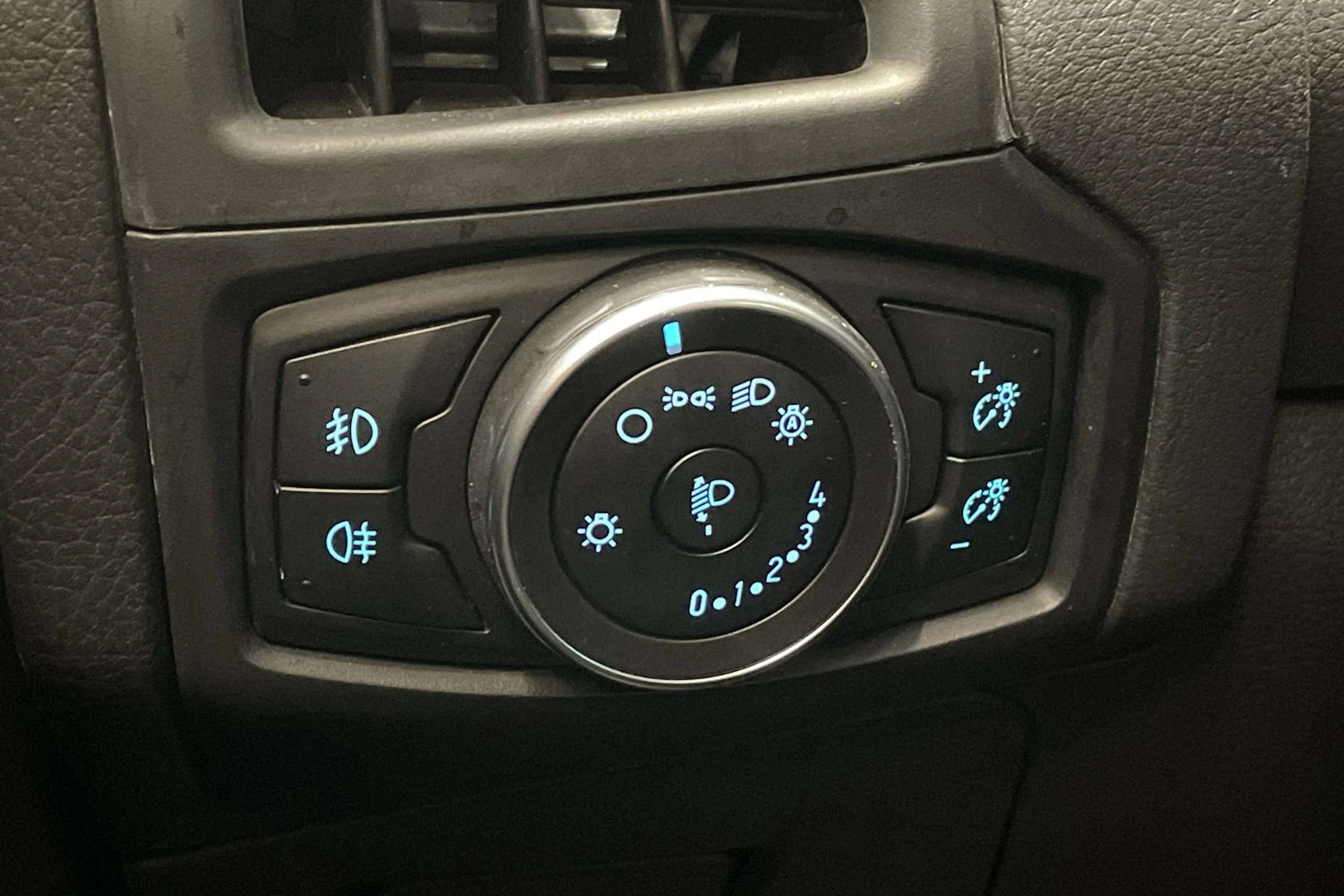 punainen Ford Focus 2015 kuva 21.