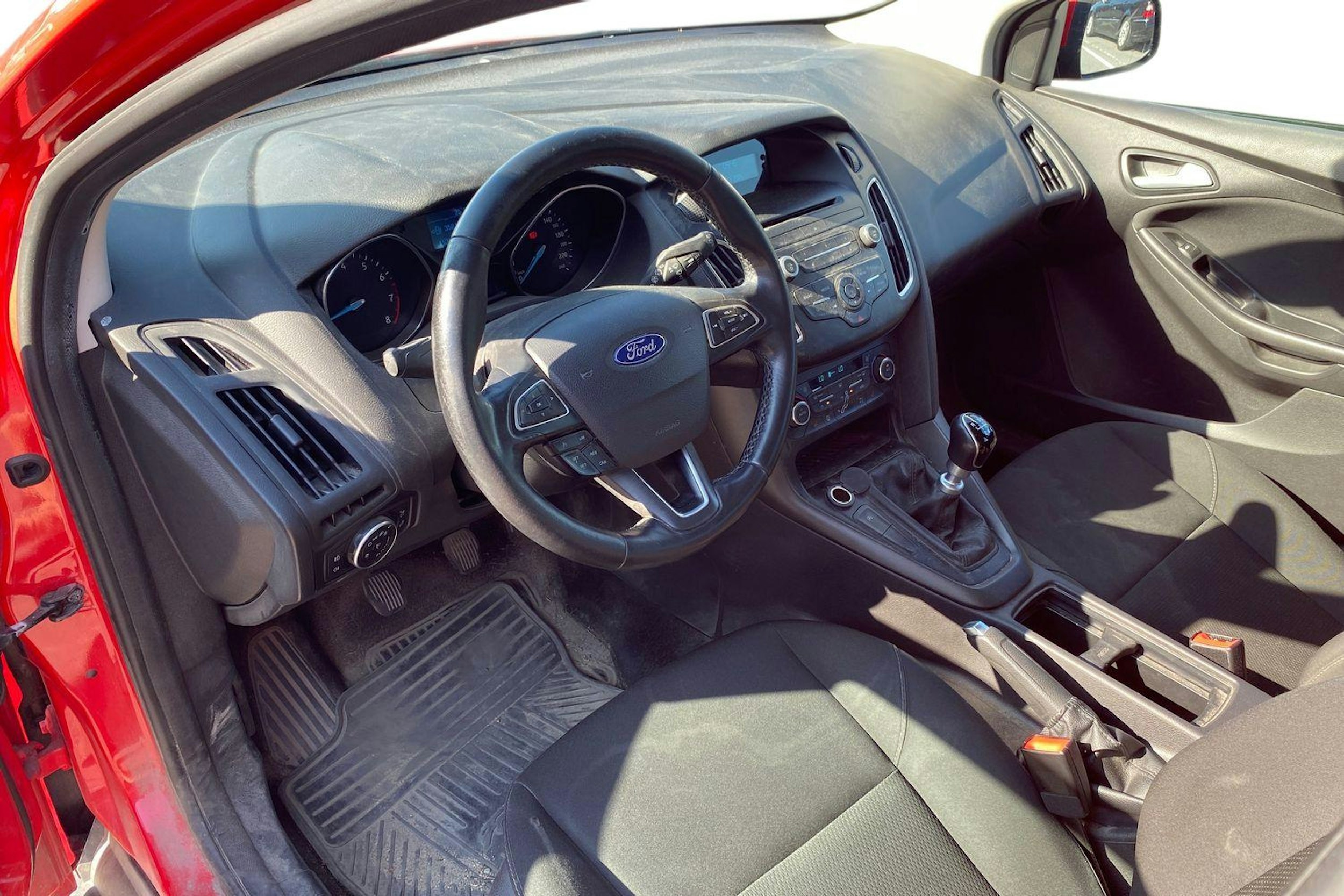 punainen Ford Focus 2015 kuva 3.
