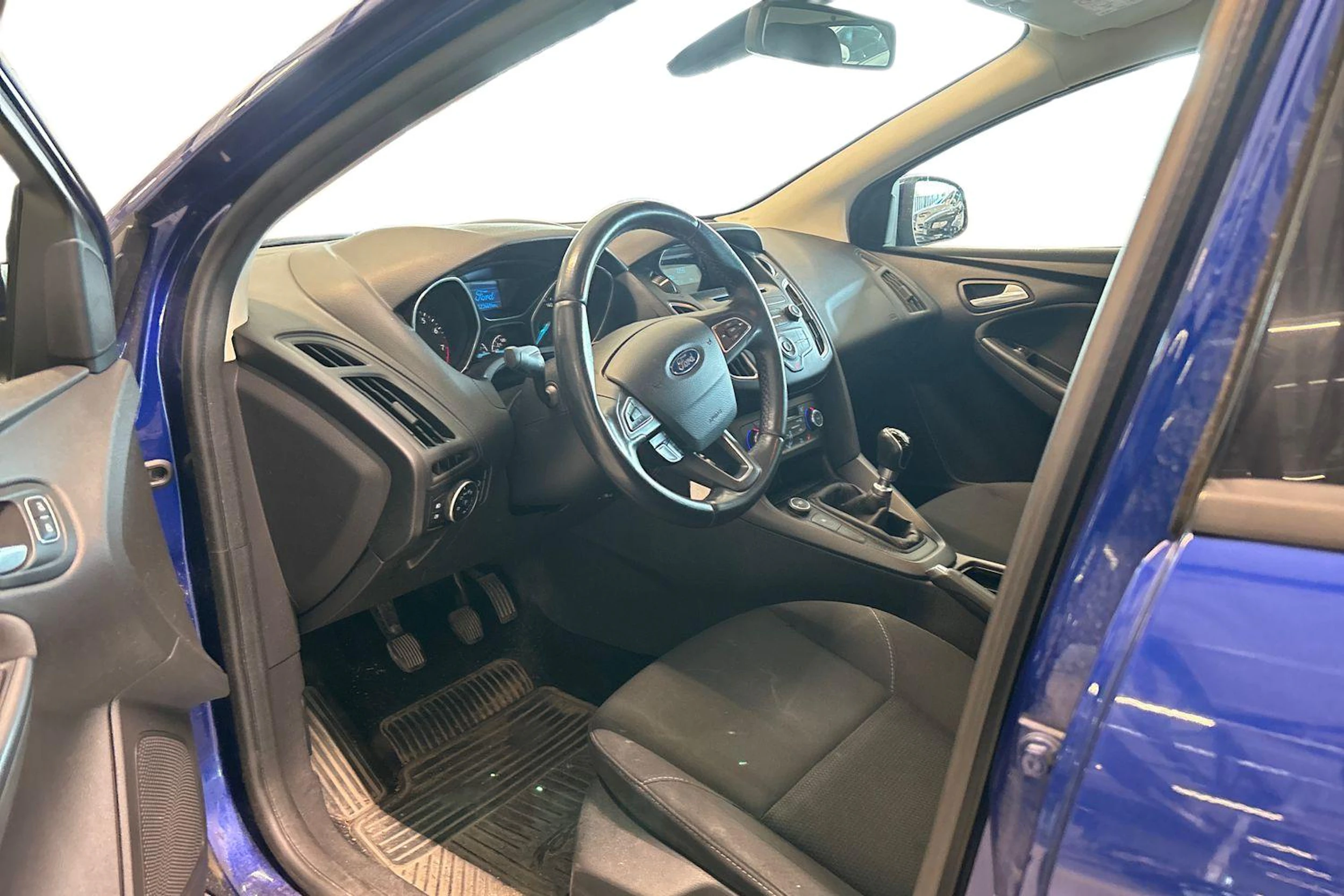 sininen Ford Focus 2015 kuva 3.