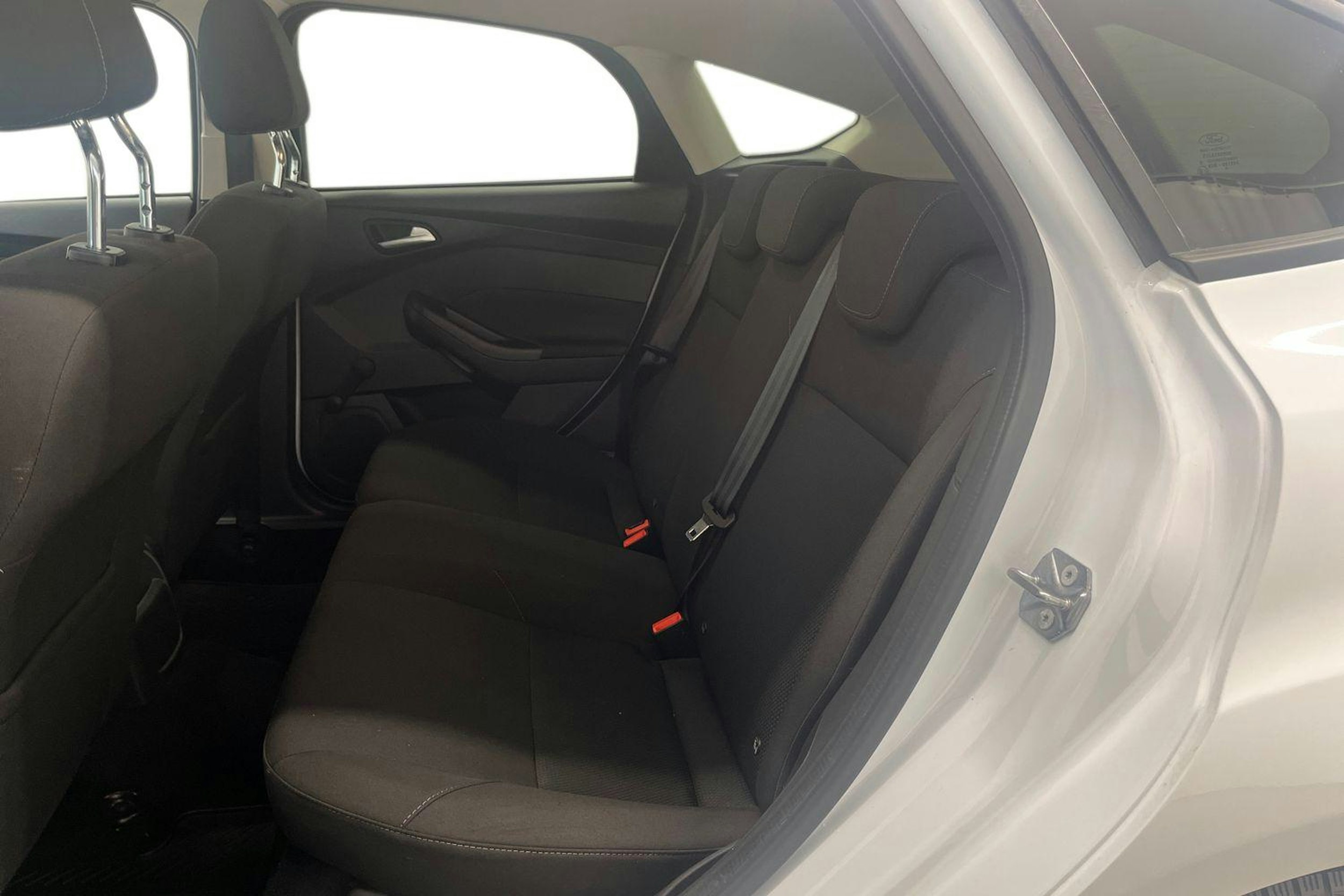 Valkoinen Ford FOCUS 2015 kuva 10.