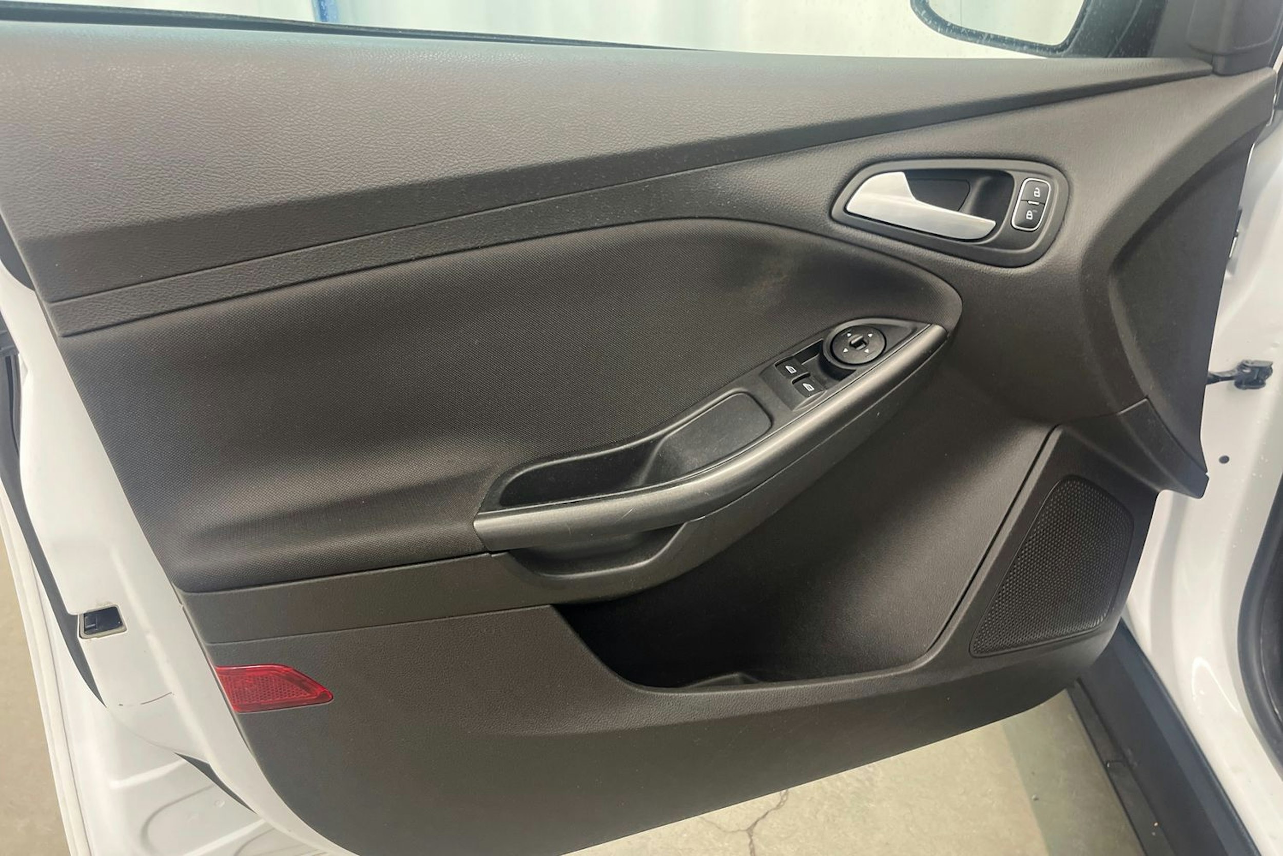 Valkoinen Ford FOCUS 2015 kuva 14.