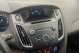 Valkoinen Ford FOCUS 2015 kuva 17.