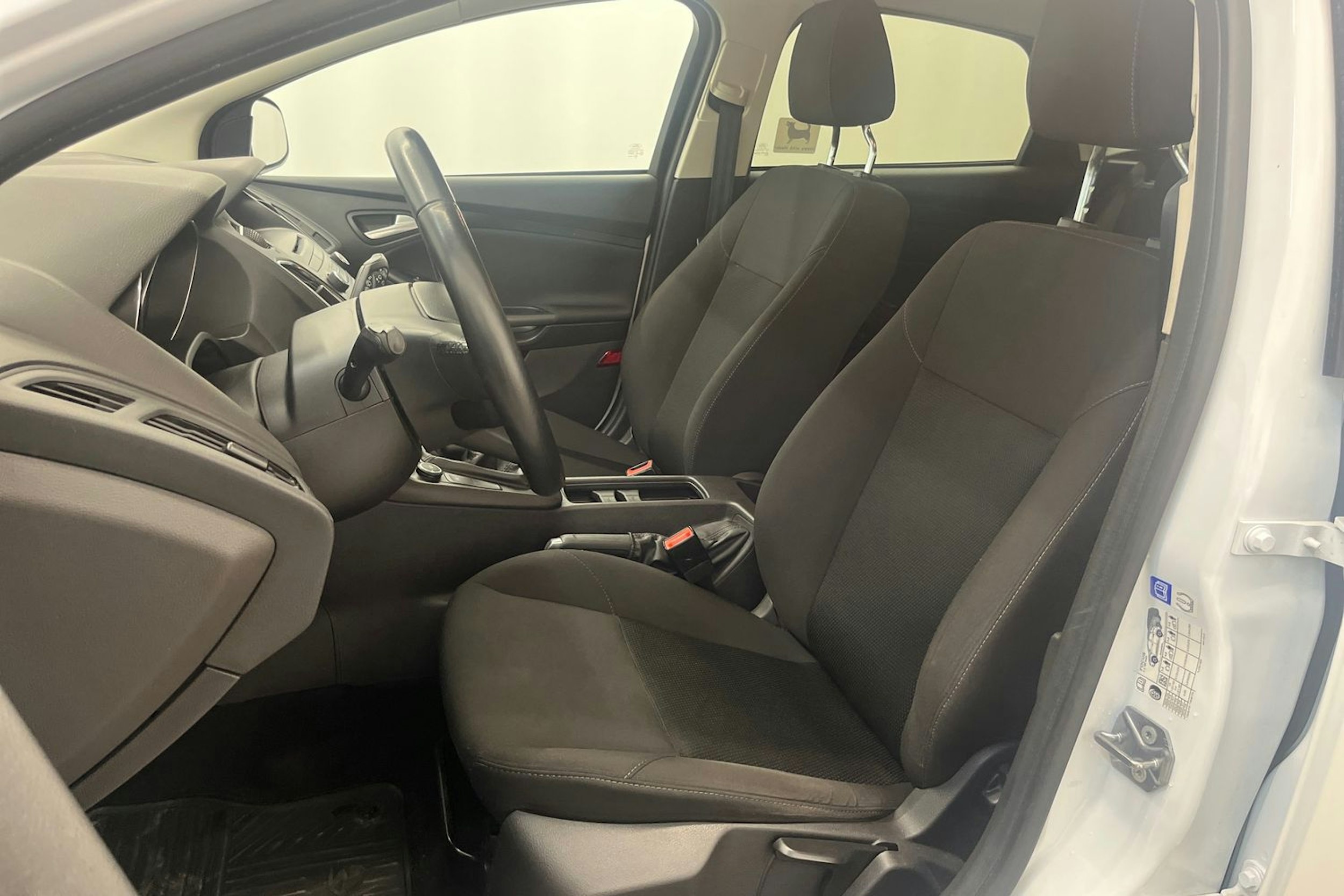 Valkoinen Ford FOCUS 2015 kuva 19.