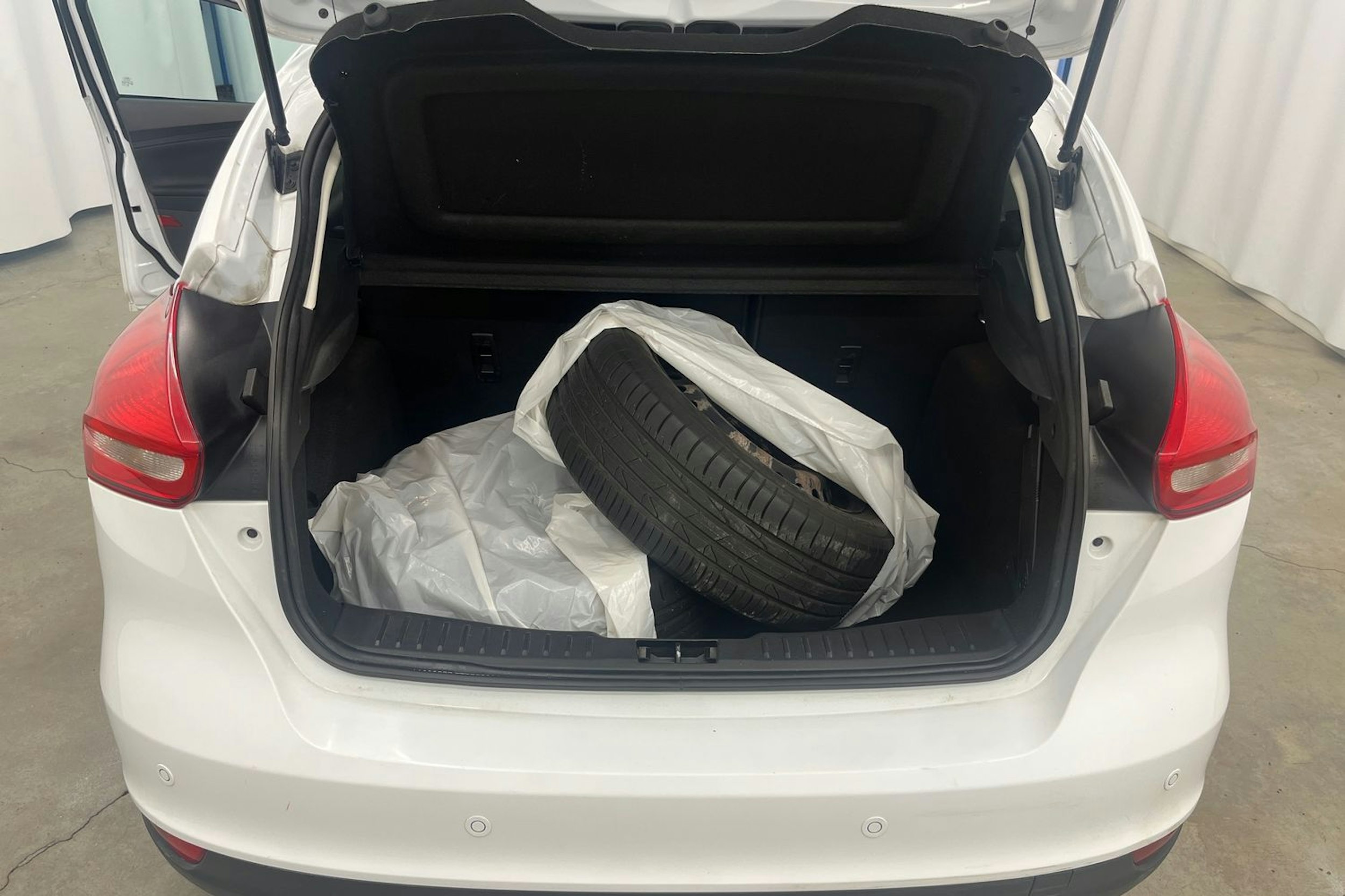 Valkoinen Ford FOCUS 2015 kuva 20.