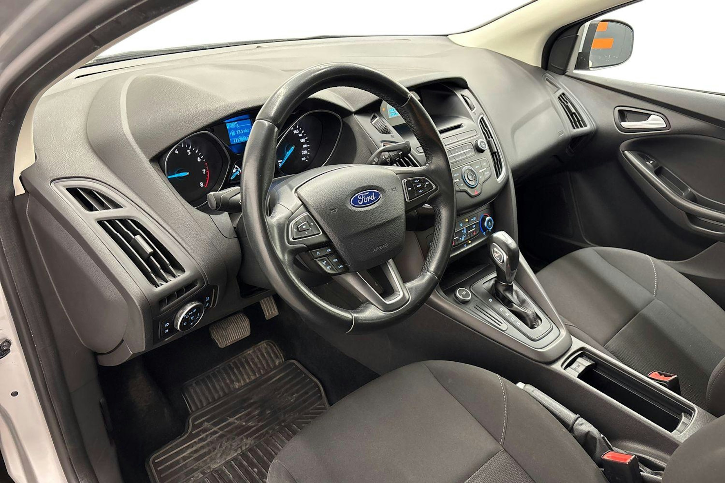 harmaa Ford Focus 2015 kuva 7.