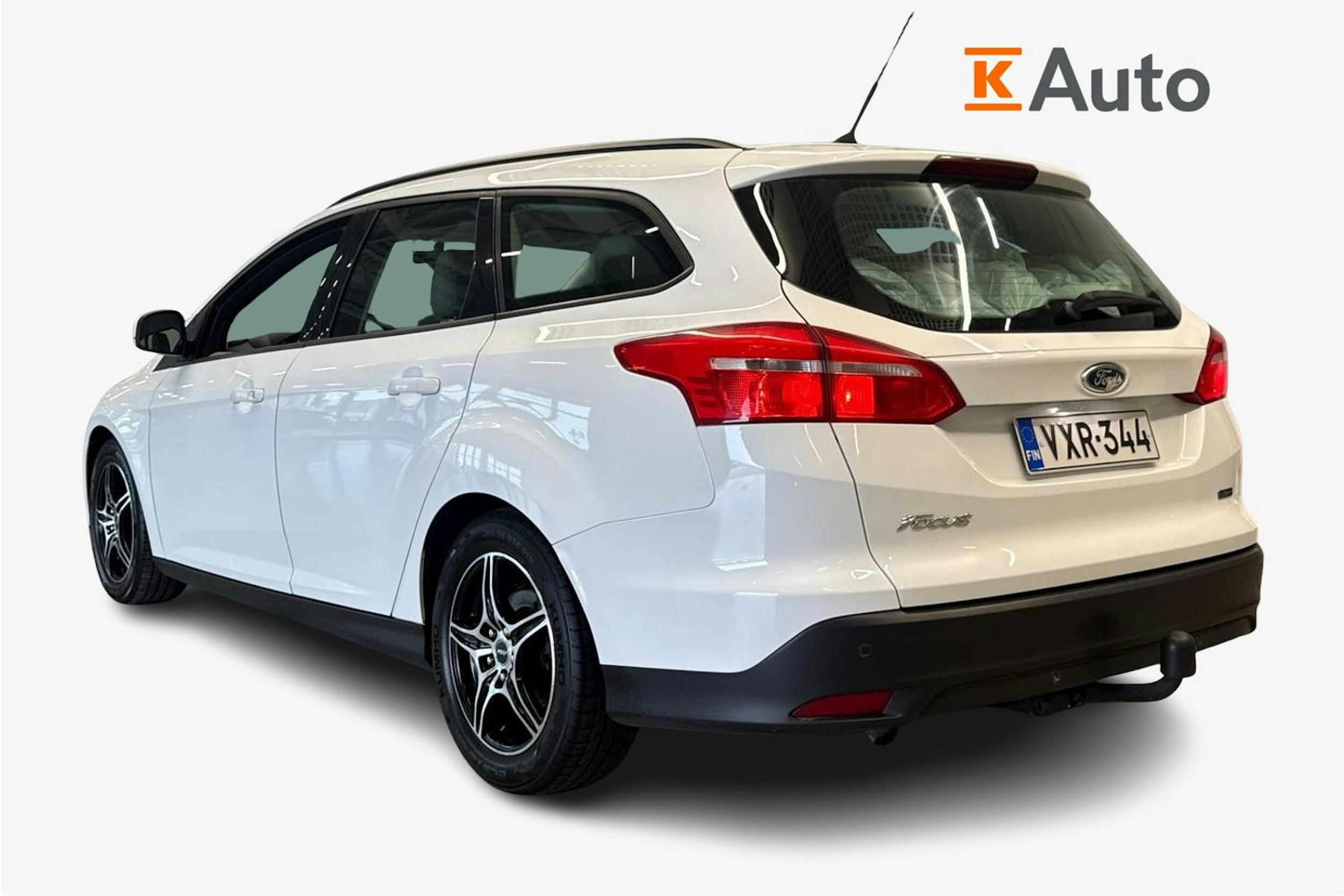 valkoinen Ford Focus 2015 kuva 2.