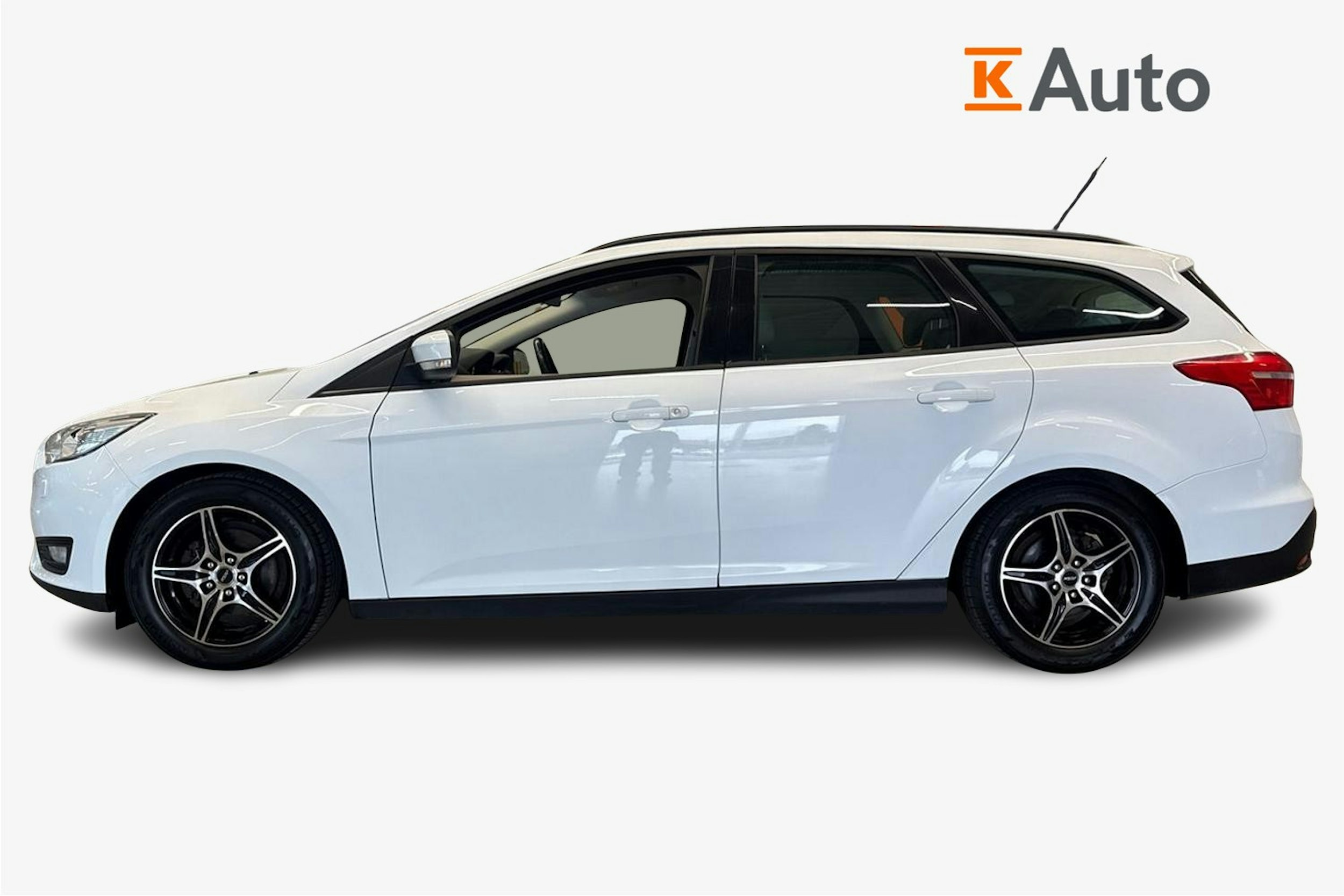 valkoinen Ford Focus 2015 kuva 6.