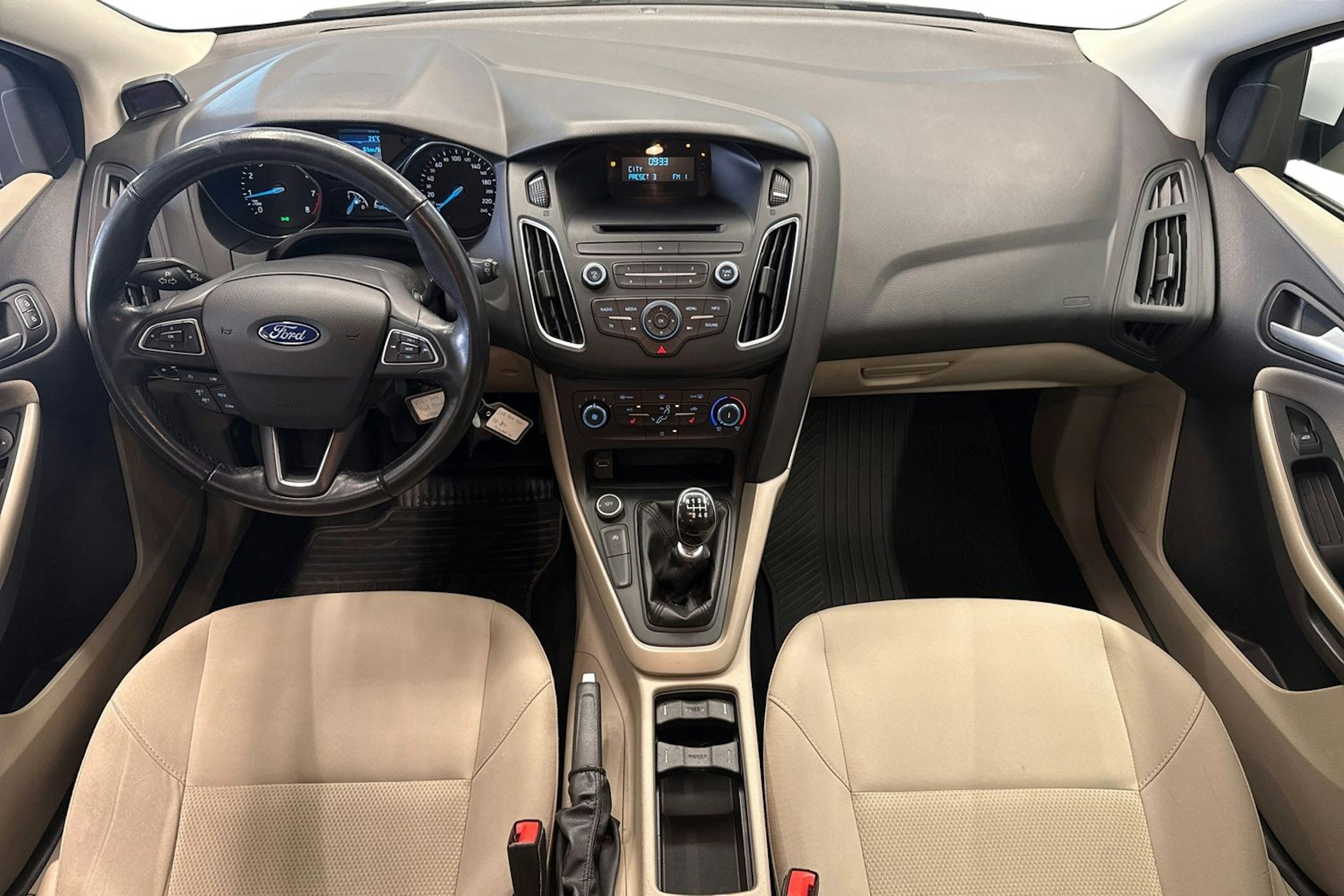 valkoinen Ford Focus 2015 kuva 9.