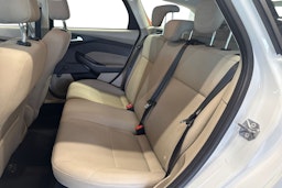 valkoinen Ford Focus 2015 kuva 10.