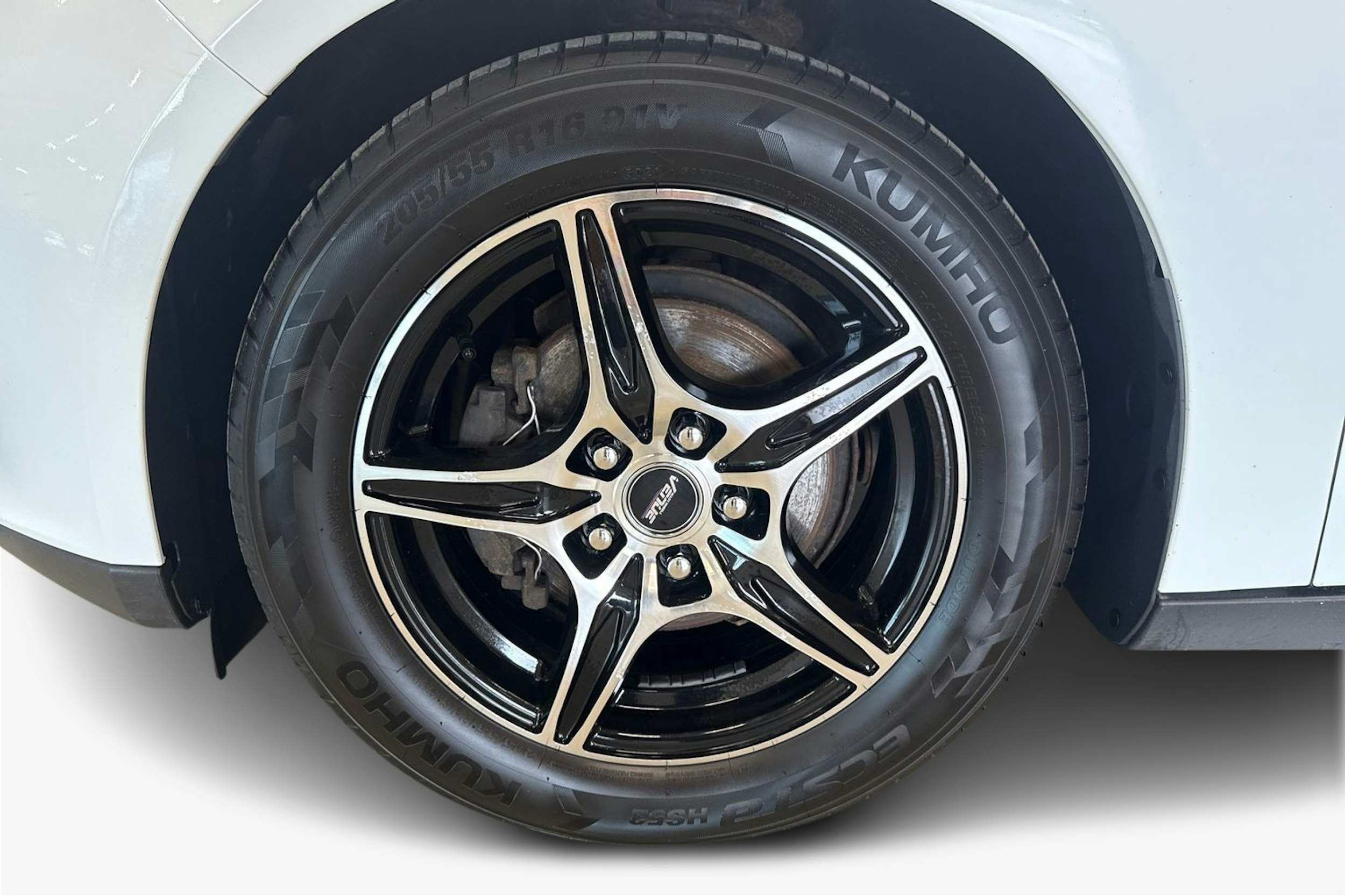 valkoinen Ford Focus 2015 kuva 11.