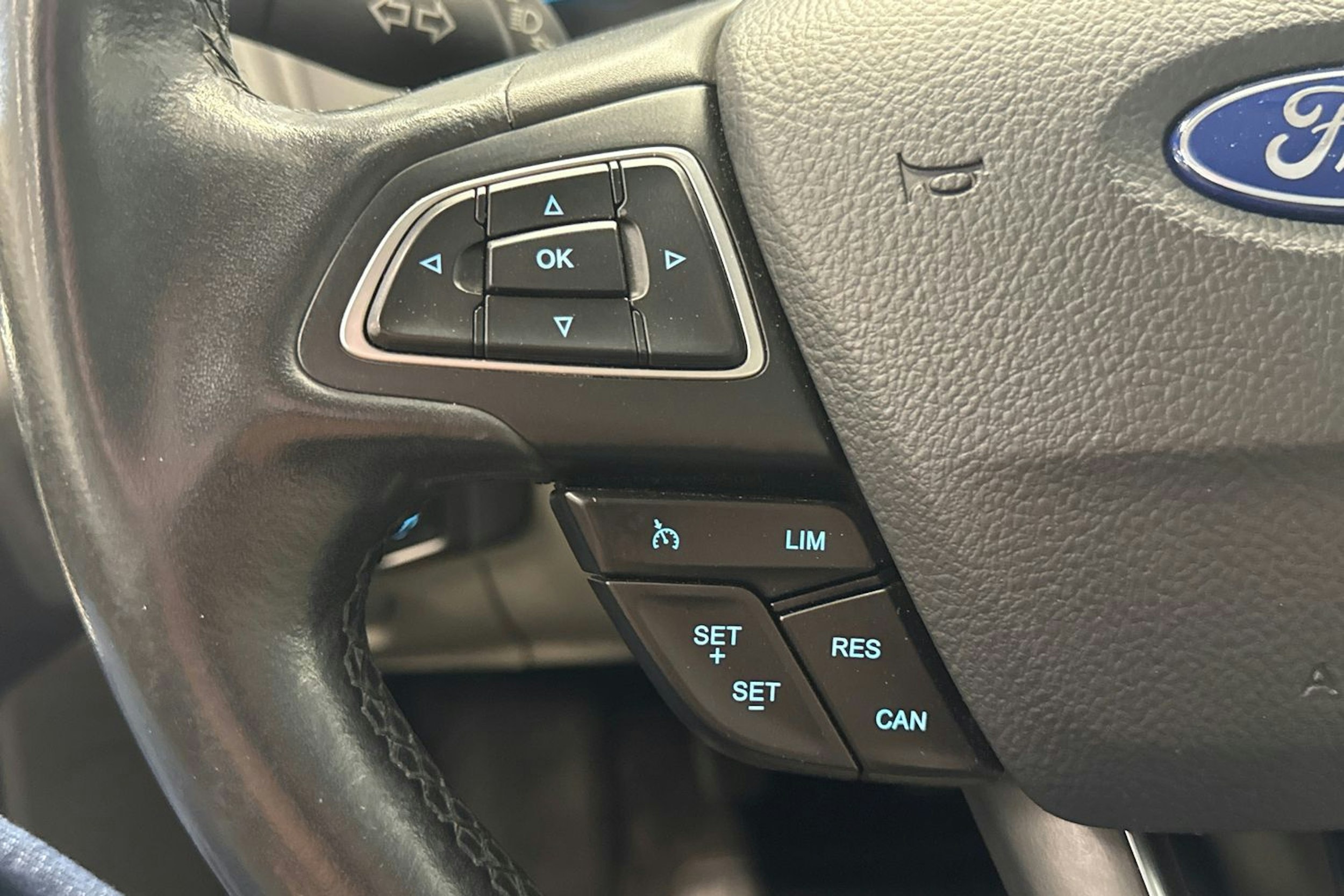 valkoinen Ford Focus 2015 kuva 15.
