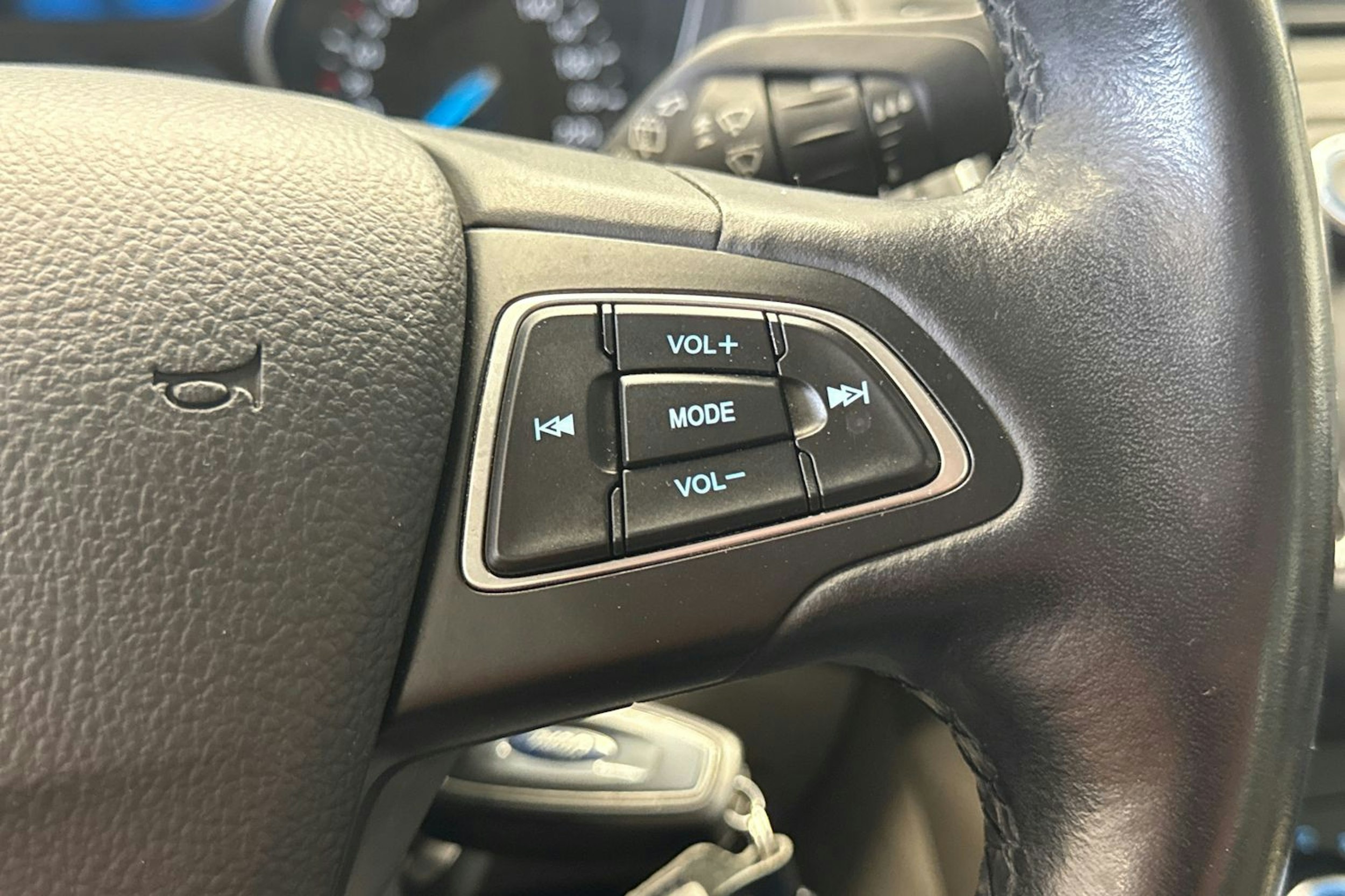 valkoinen Ford Focus 2015 kuva 16.