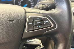 valkoinen Ford Focus 2015 kuva 16.