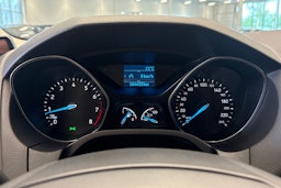 valkoinen Ford Focus 2015 kuva 17.