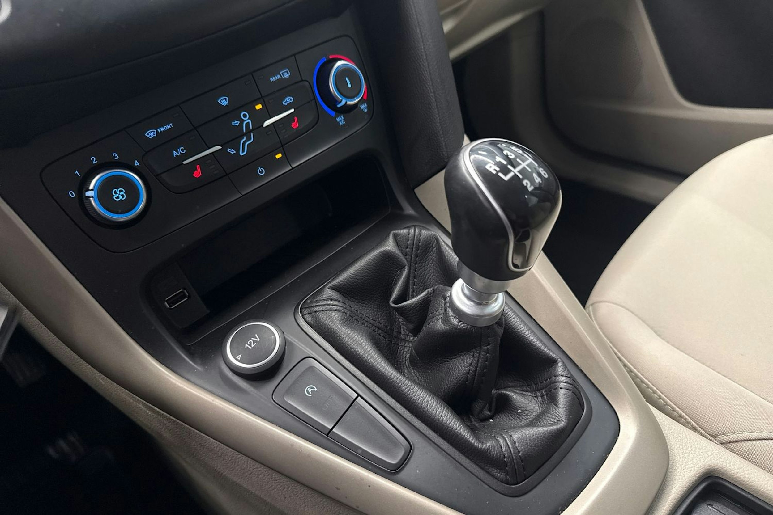 valkoinen Ford Focus 2015 kuva 18.