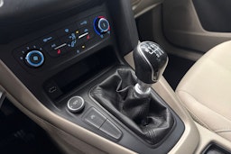 valkoinen Ford Focus 2015 kuva 18.