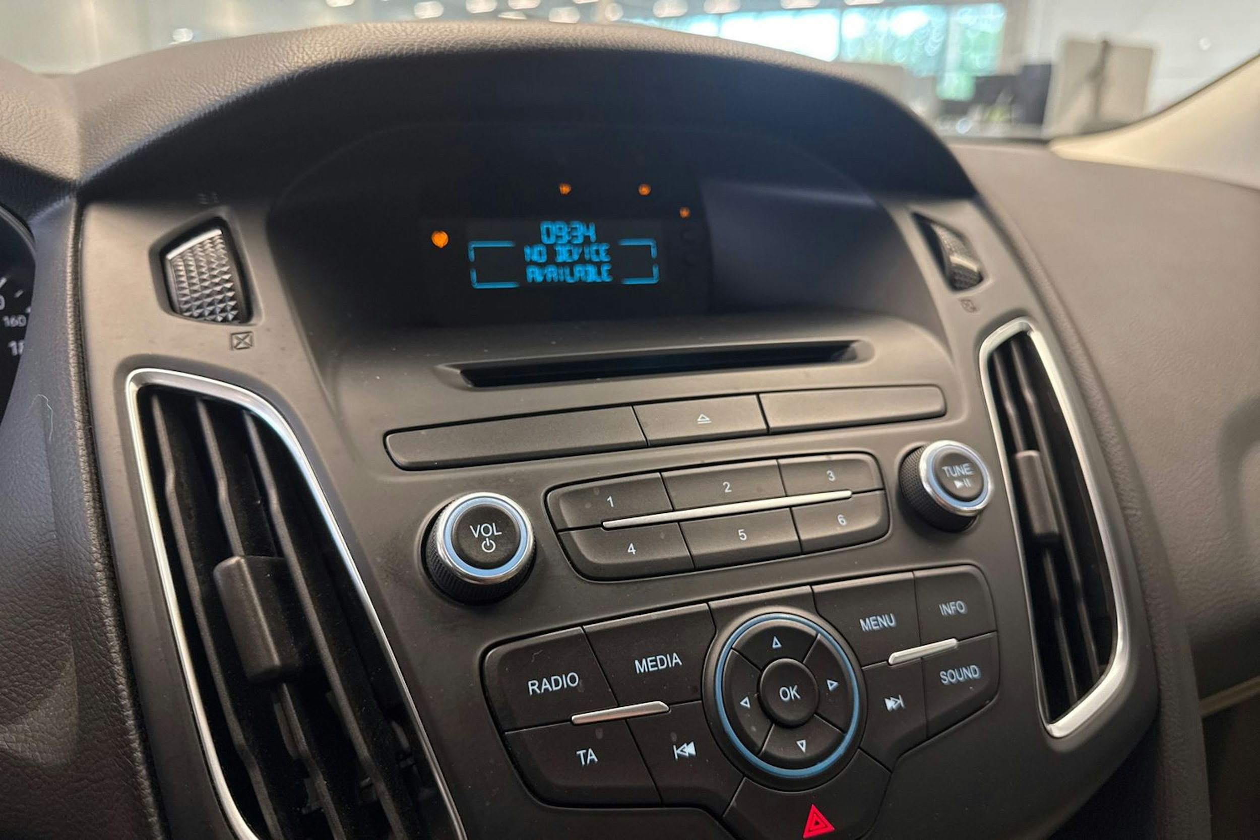 valkoinen Ford Focus 2015 kuva 19.