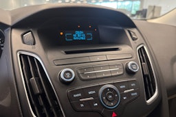 valkoinen Ford Focus 2015 kuva 19.