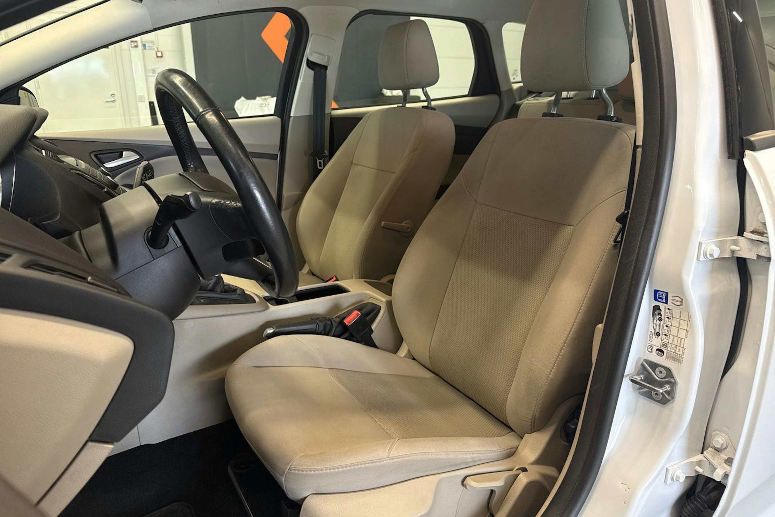 valkoinen Ford Focus 2015 kuva 21.