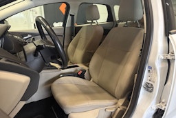 valkoinen Ford Focus 2015 kuva 21.