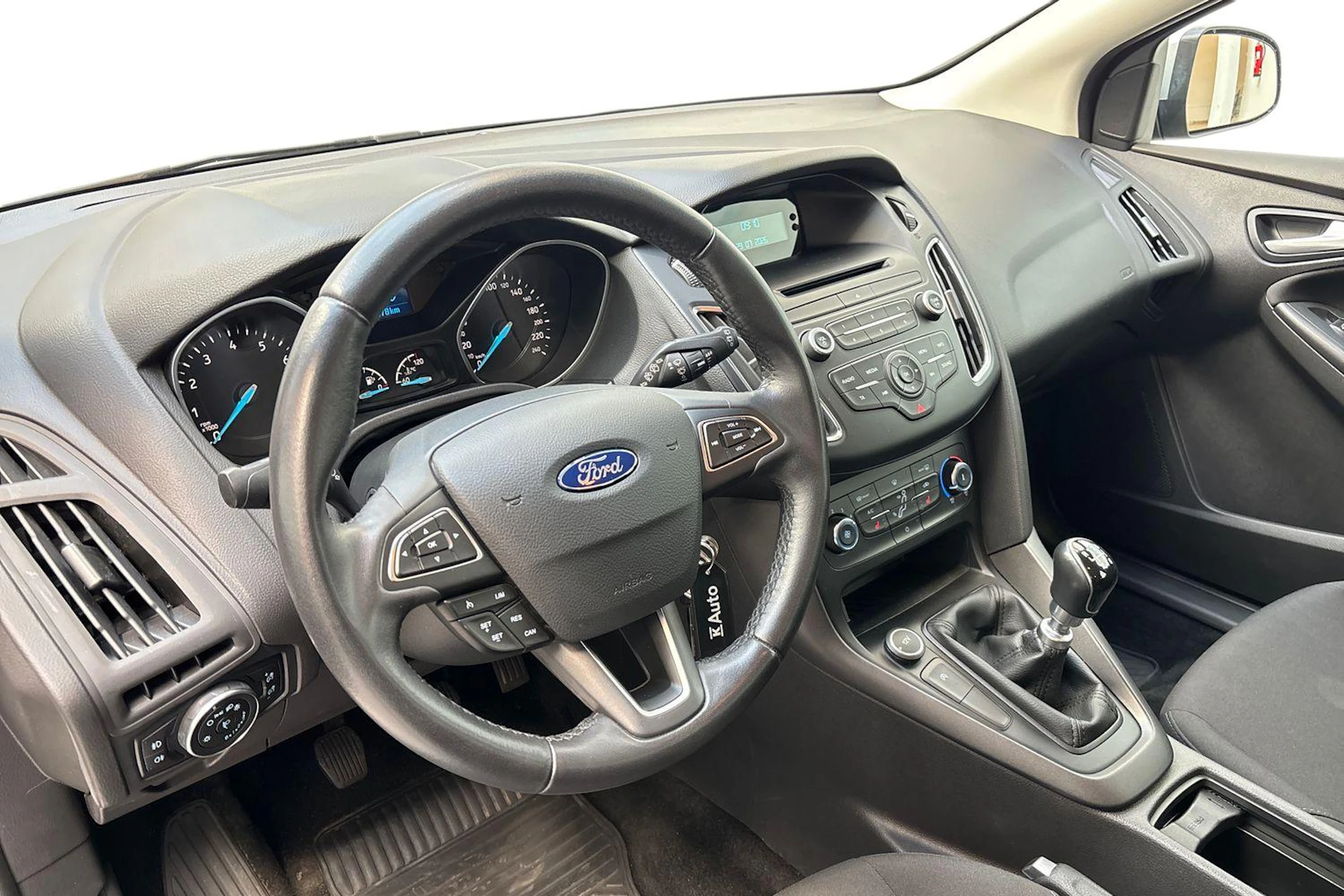 Harmaa Ford FOCUS 2016 kuva 6.