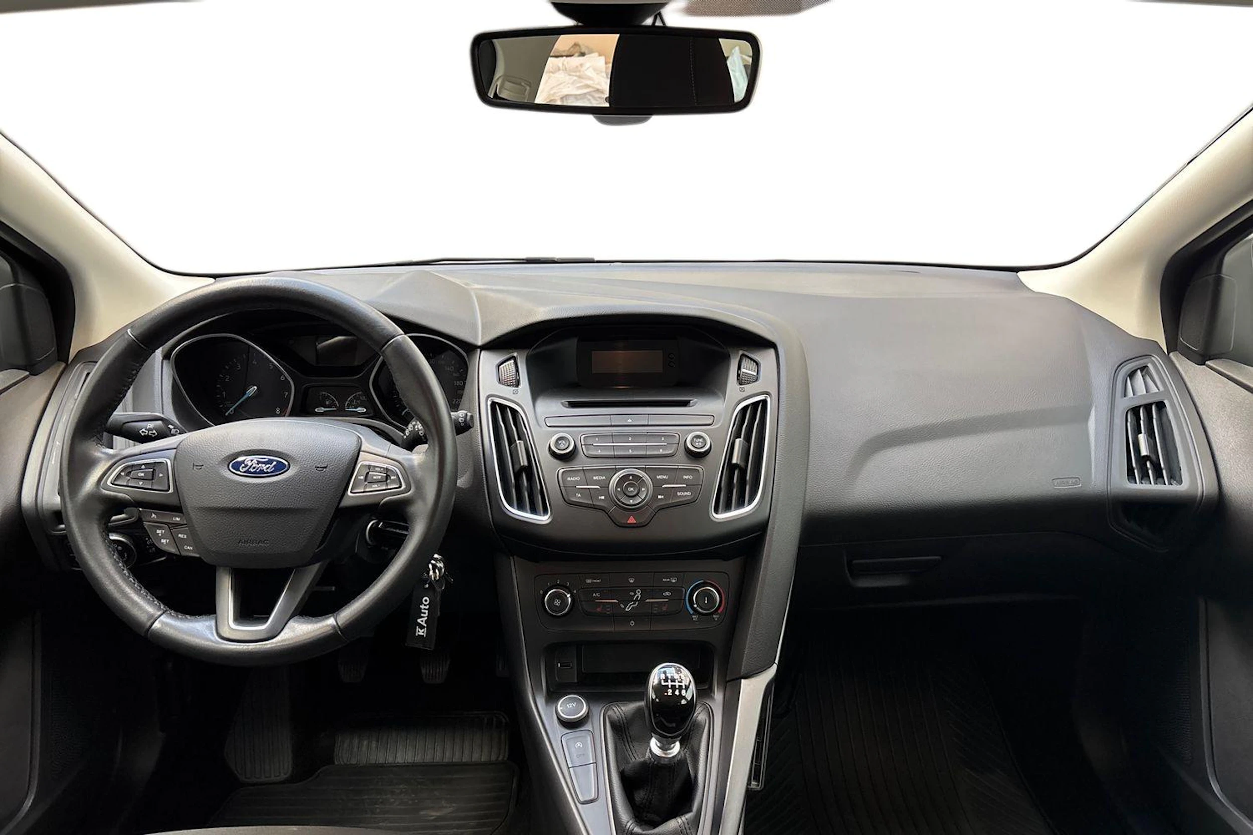 Harmaa Ford FOCUS 2016 kuva 7.
