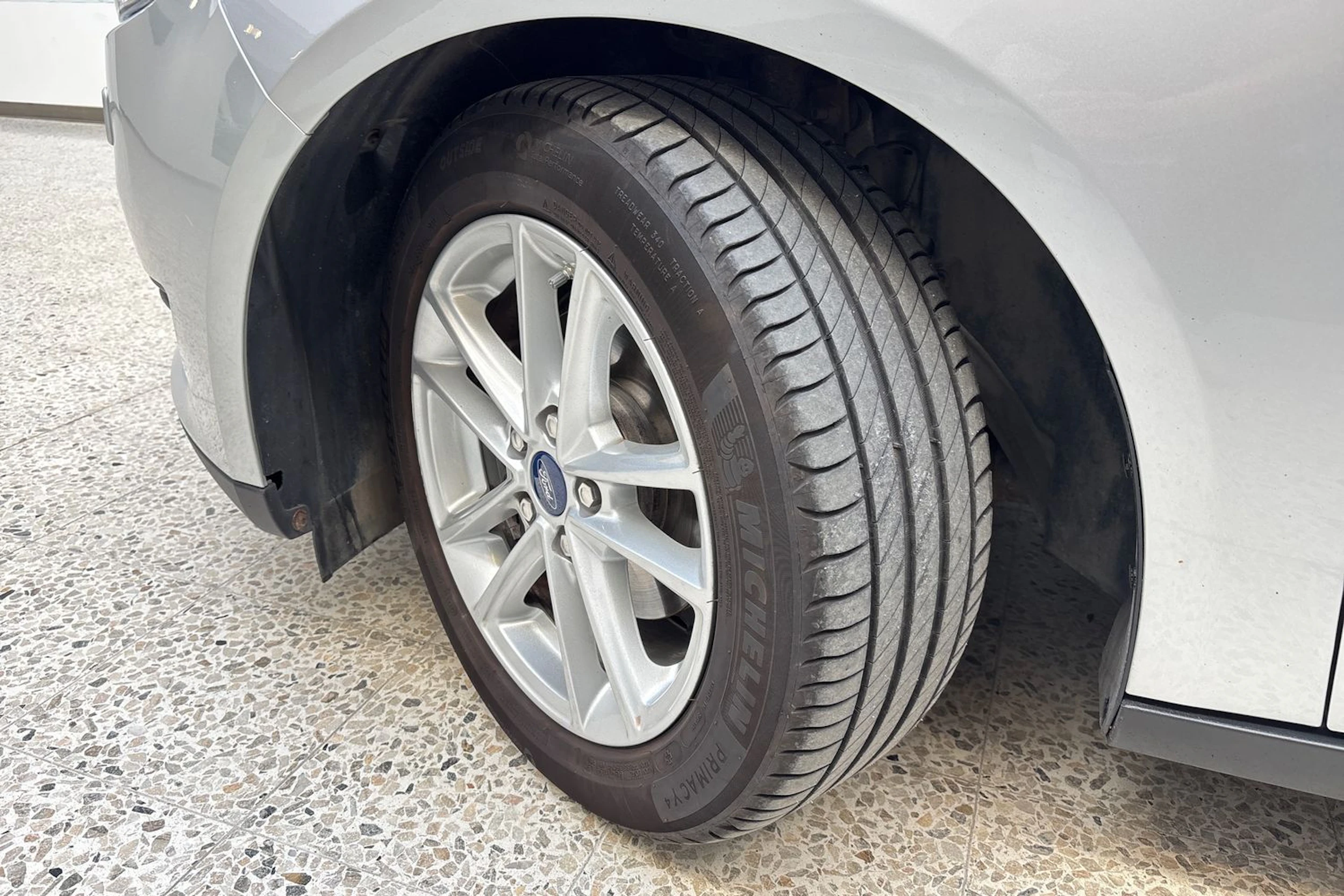 Harmaa Ford FOCUS 2016 kuva 10.