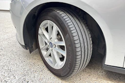 Harmaa Ford FOCUS 2016 kuva 10.