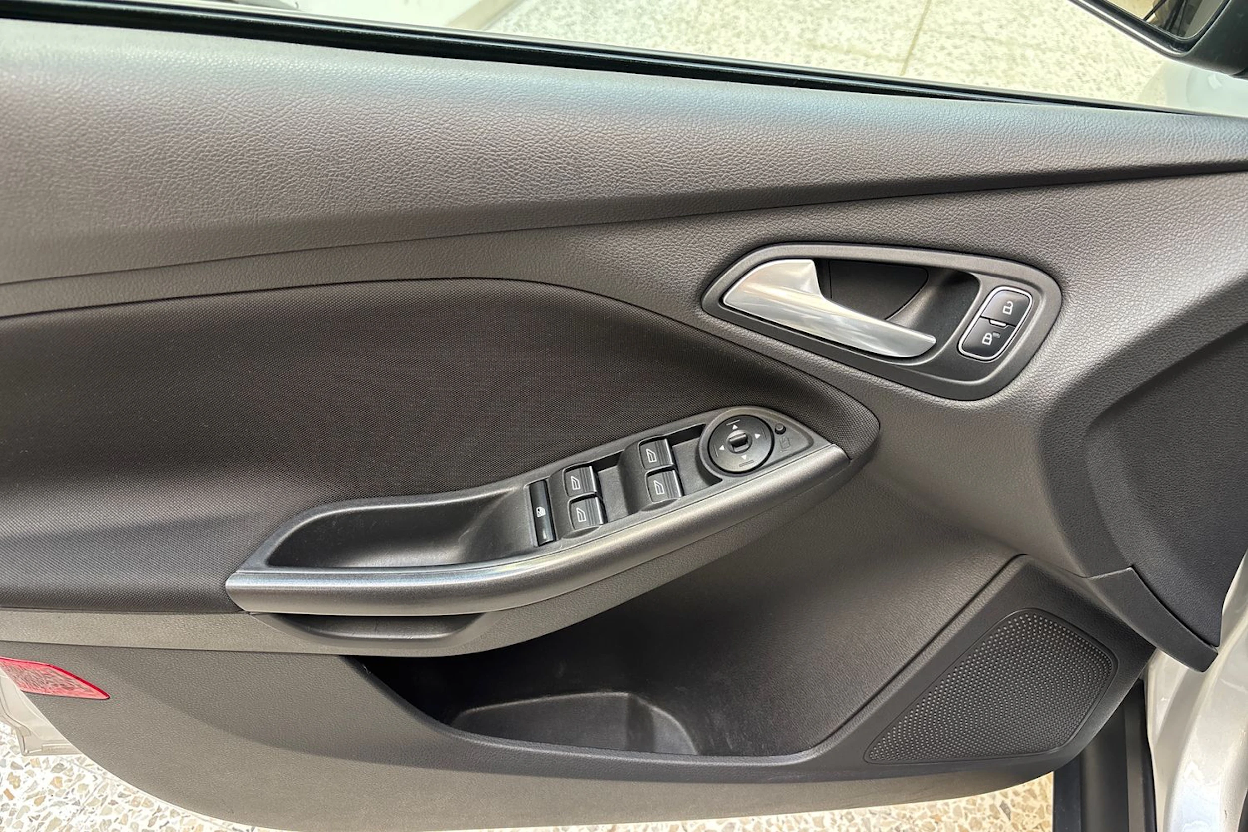 Harmaa Ford FOCUS 2016 kuva 14.