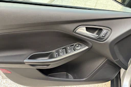 Harmaa Ford FOCUS 2016 kuva 14.