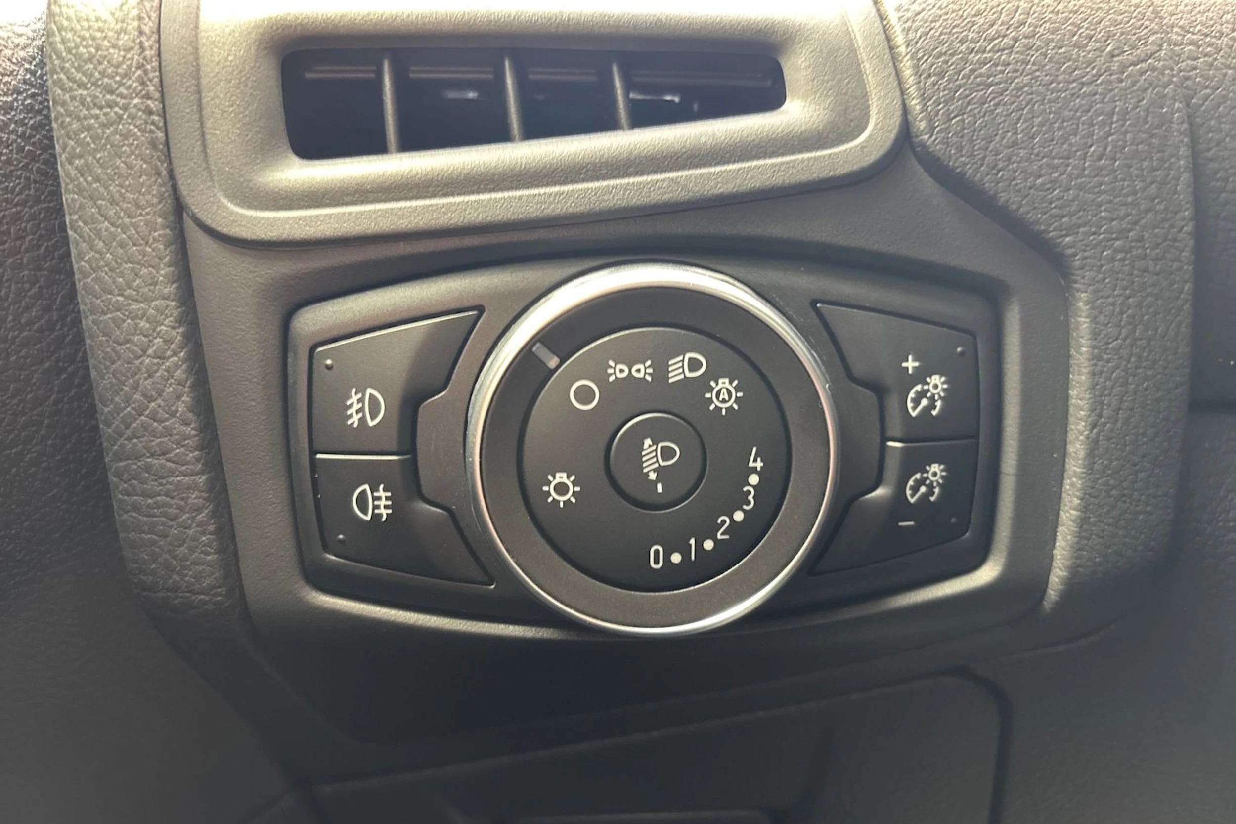 Harmaa Ford FOCUS 2016 kuva 15.
