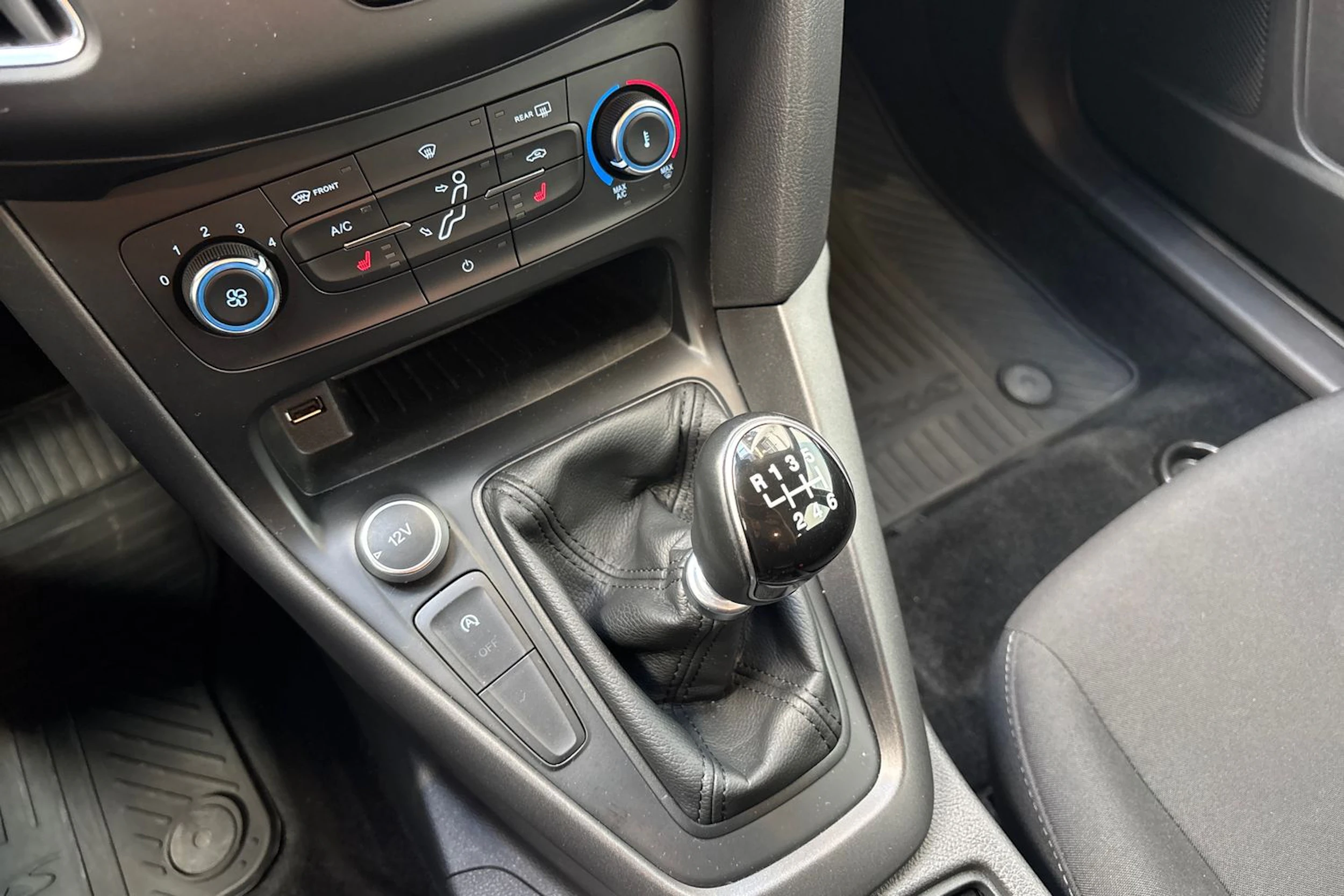 Harmaa Ford FOCUS 2016 kuva 18.