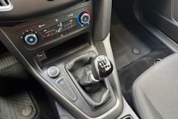 Harmaa Ford FOCUS 2016 kuva 18.