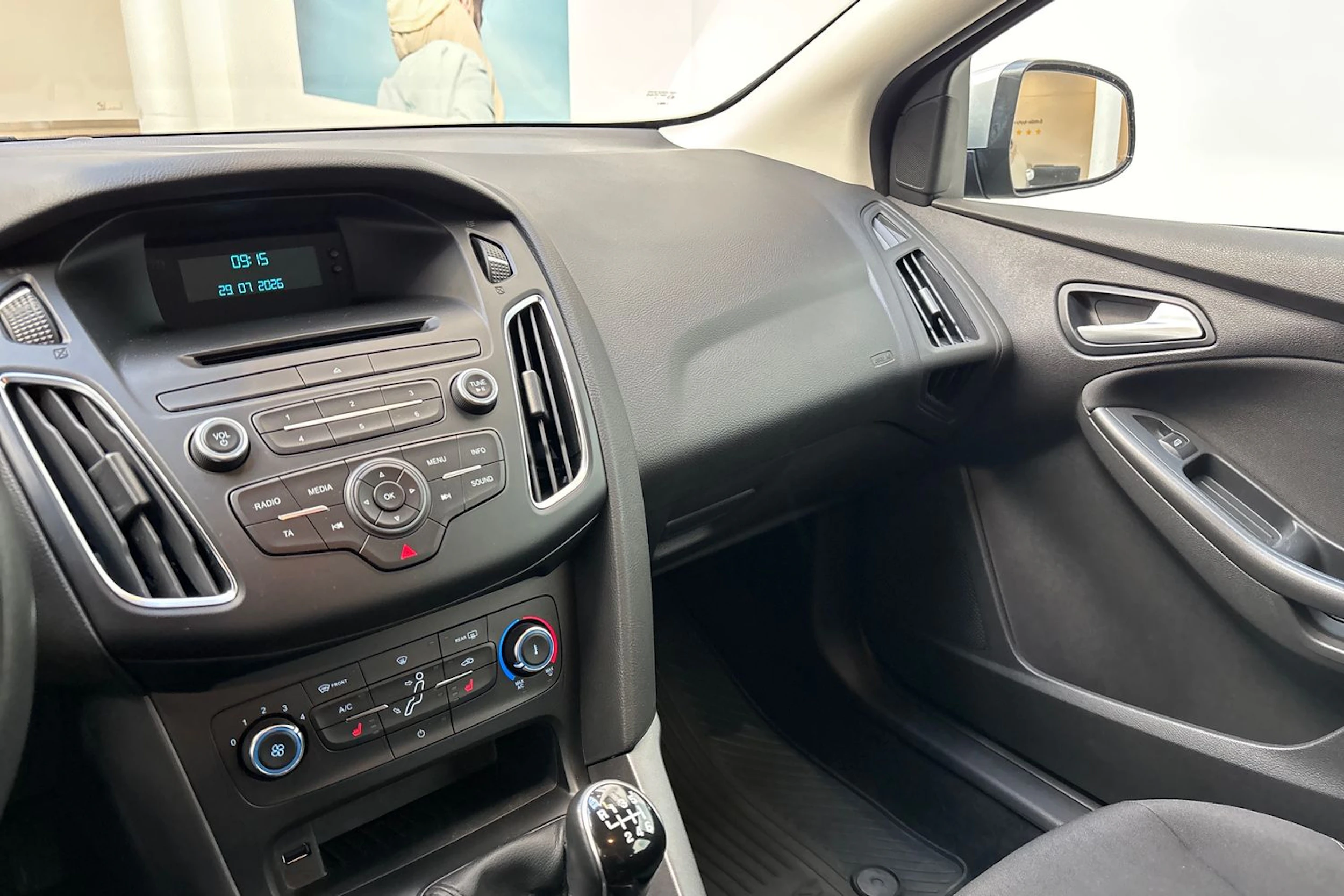 Harmaa Ford FOCUS 2016 kuva 19.