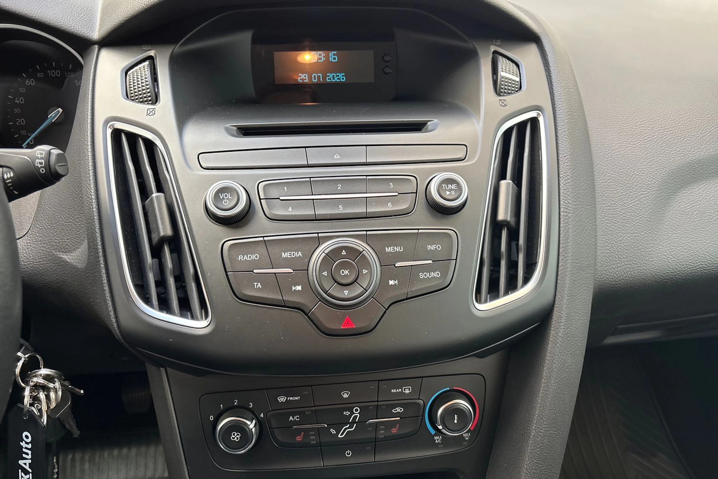 Harmaa Ford FOCUS 2016 kuva 20.