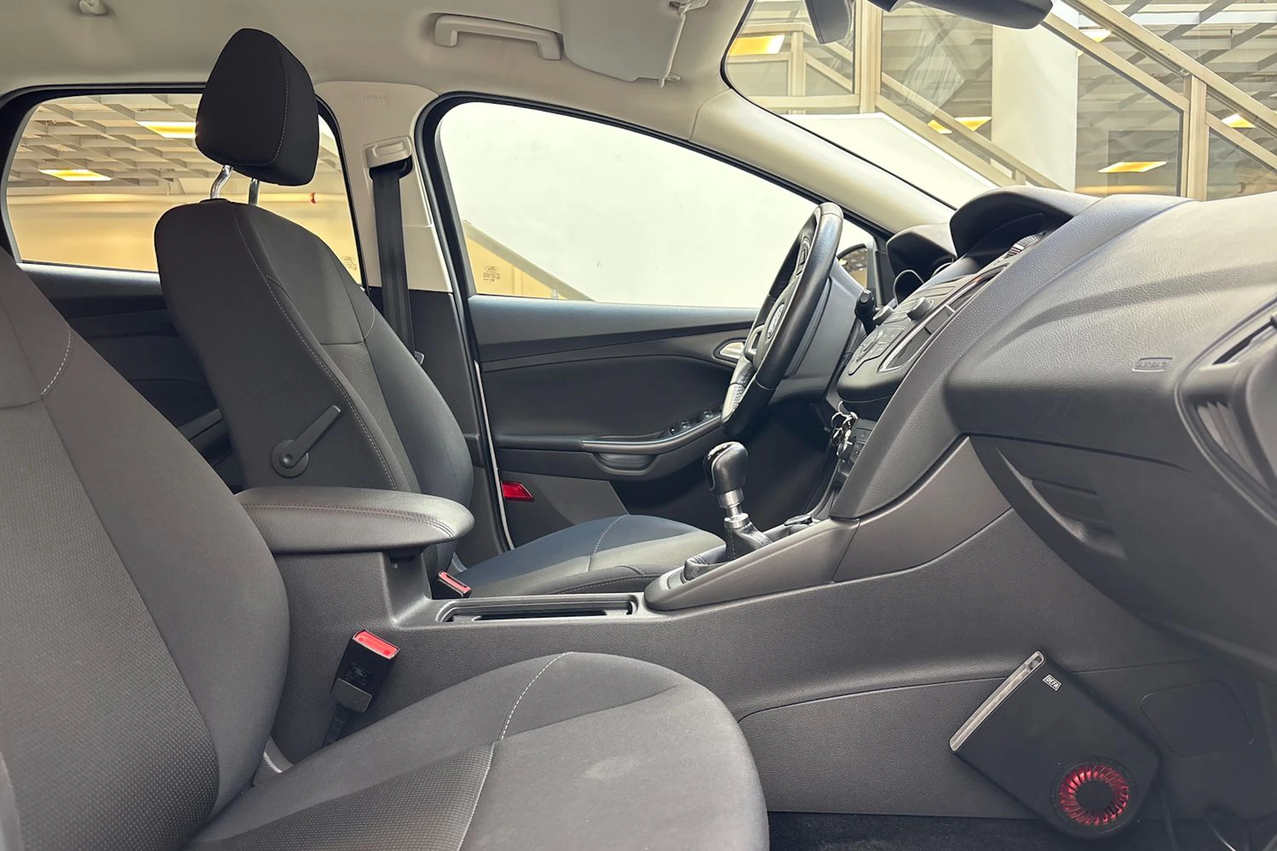 Harmaa Ford FOCUS 2016 kuva 21.