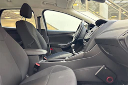 Harmaa Ford FOCUS 2016 kuva 21.